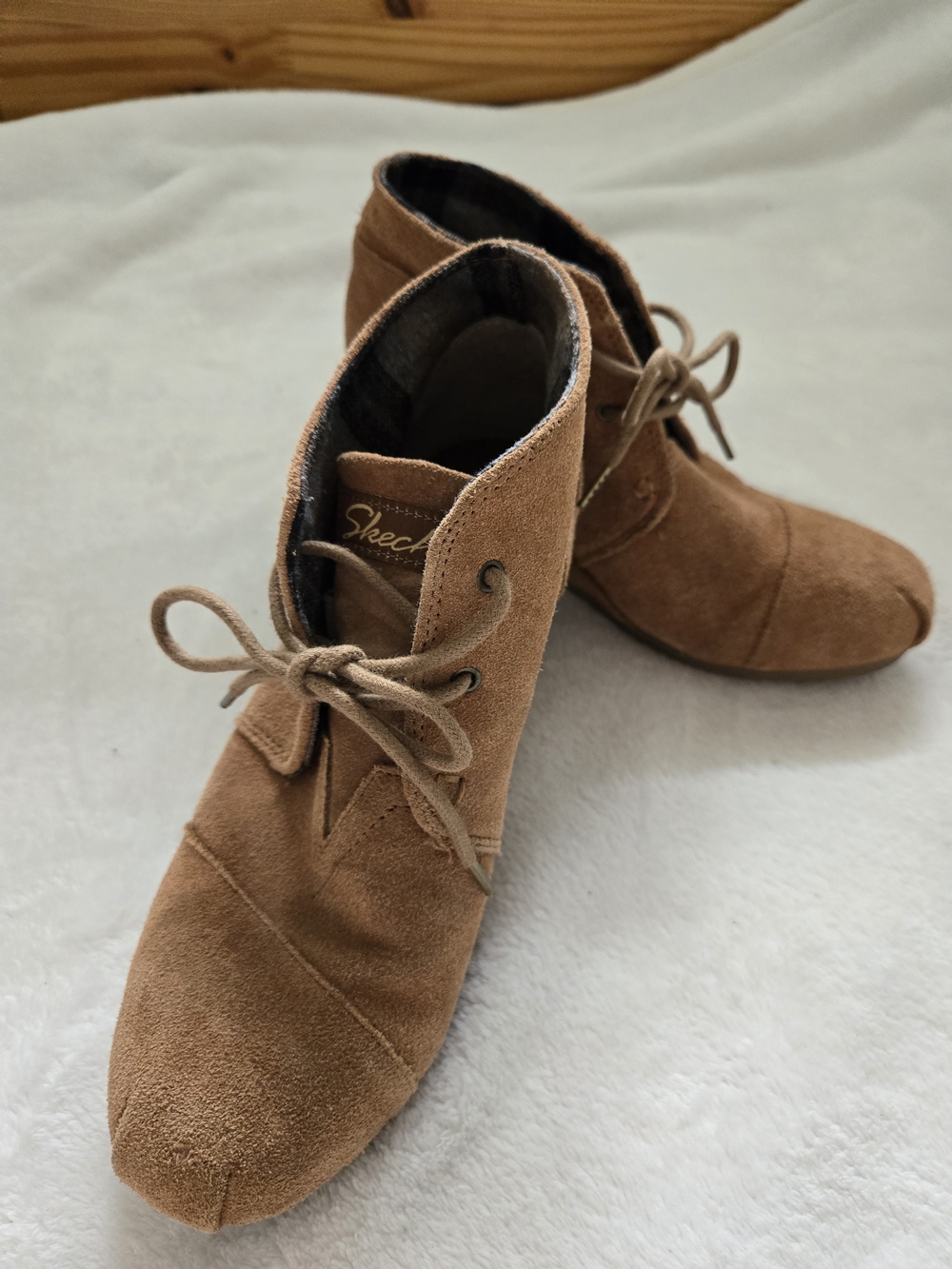 Skechers Menโs Brown Suede Lace-Up Chukka Boots
